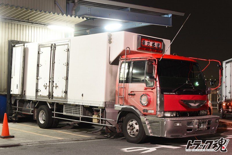 【仕事車礼讃】水産家業は男之花道！シンプルな車体に分厚い舟形バンパーが特徴的なピンクの日産ディーゼルのコンドル 1