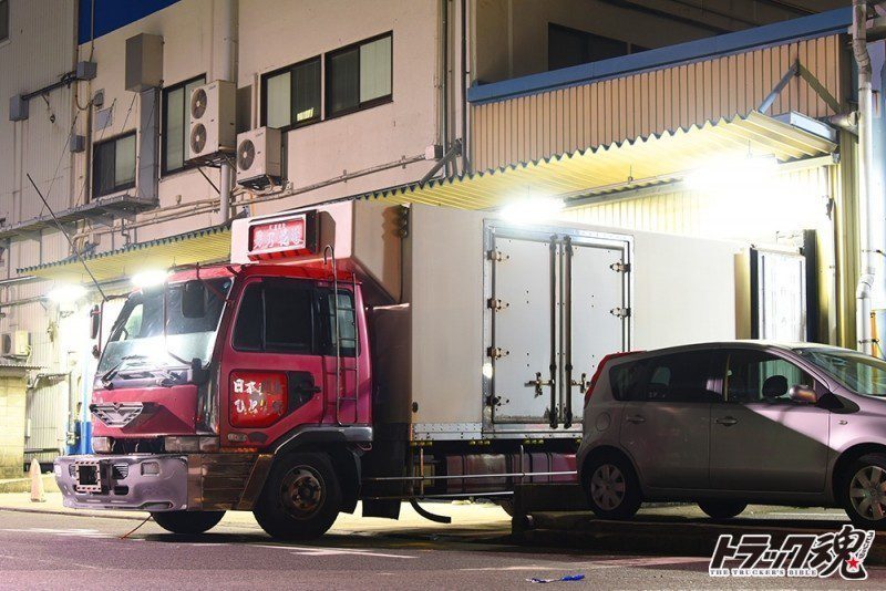 【仕事車礼讃】水産家業は男之花道！シンプルな車体に分厚い舟形バンパーが特徴的なピンクの日産ディーゼルのコンドル 3