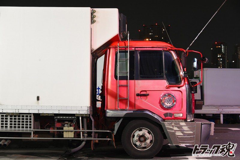 【仕事車礼讃】水産家業は男之花道！シンプルな車体に分厚い舟形バンパーが特徴的なピンクの日産ディーゼルのコンドル 4